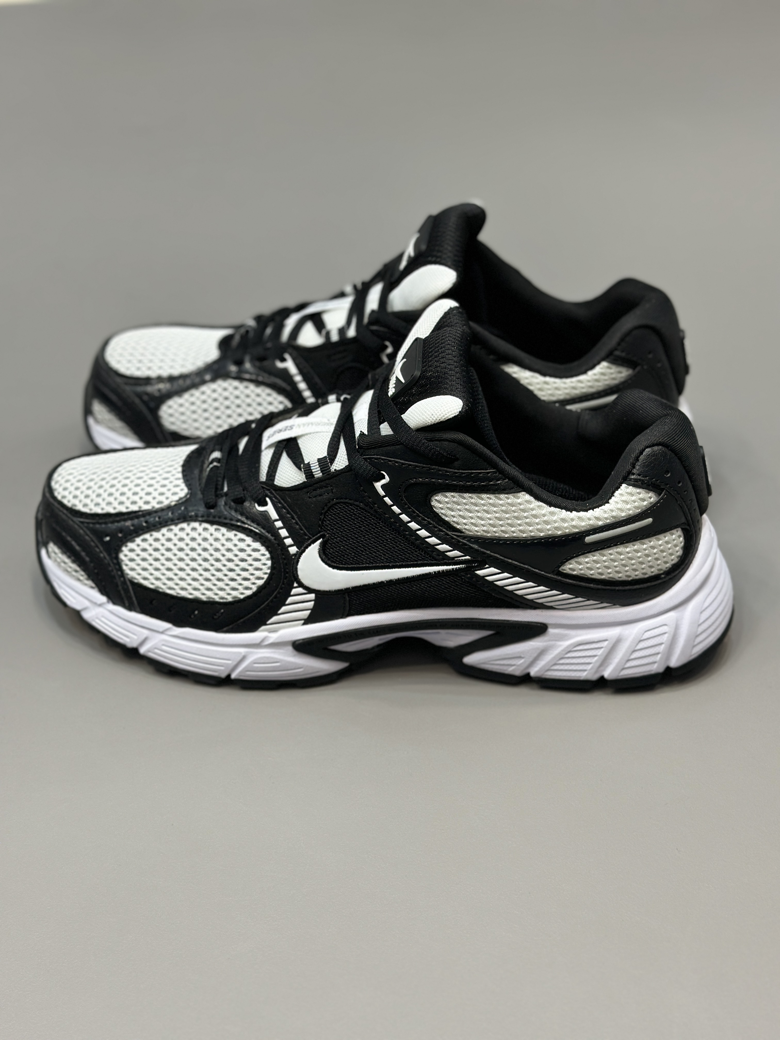 نایک وی پنج سفید مشکی nike v5
